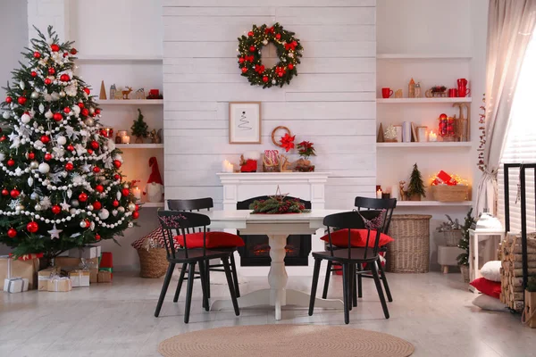 Cozy Dining Room Interior Christmas Tree Festive Decor — Zdjęcie stockowe