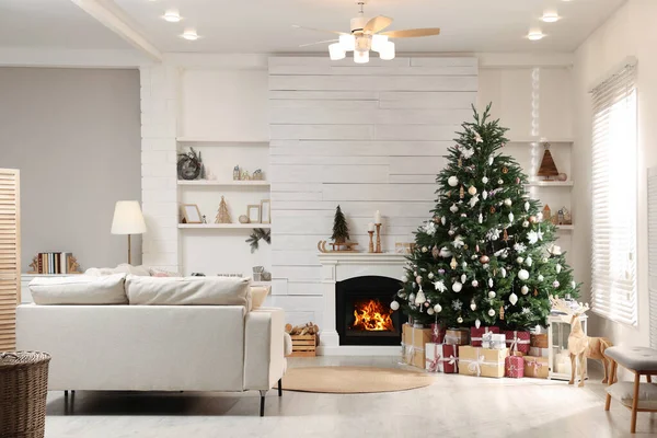 Slavnostní Obývací Pokoj Interiér Krásným Vánoční Stromeček — Stock fotografie