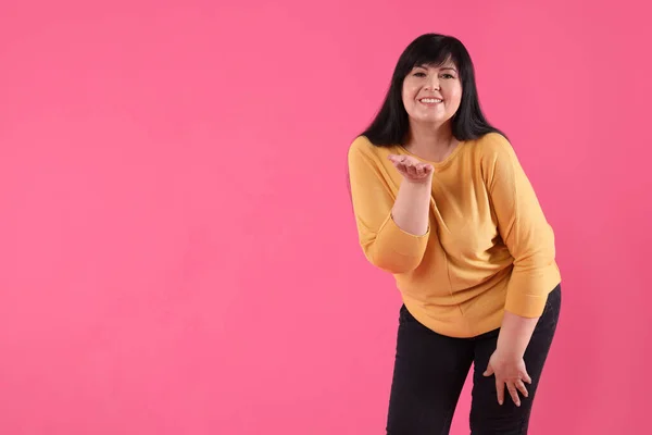 Mooie Overgewicht Volwassen Vrouw Met Charmante Glimlach Roze Achtergrond Ruimte — Stockfoto