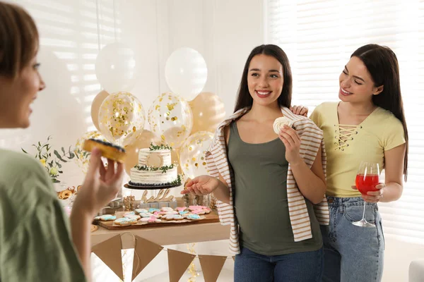 Happy Pregnant Woman Her Friends Tasty Treats Baby Shower Party — Stock Photo, Image