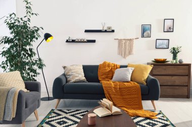 Rahat kanepe ve ahşap masa olan şık bir oturma odası.