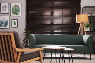 Şık bir oturma odası, rahat bir koltuk ve koltuğu var.