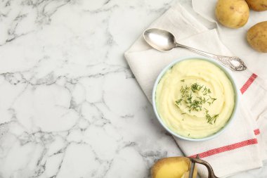 Yeni pişirilmiş ev yapımı patates püresi ve çiğ sebzeler beyaz mermer masada, düz yerde. Metin için boşluk
