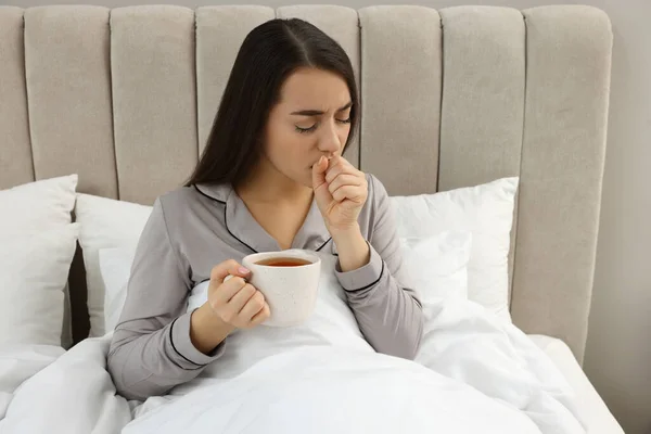 Άρρωστη Νεαρή Γυναίκα Φλιτζάνι Ζεστό Τσάι Στο Κρεβάτι — Φωτογραφία Αρχείου