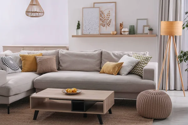 Stilvolles Wohnzimmerinterieur Mit Bequemem Grauen Sofa Und Couchtisch — Stockfoto