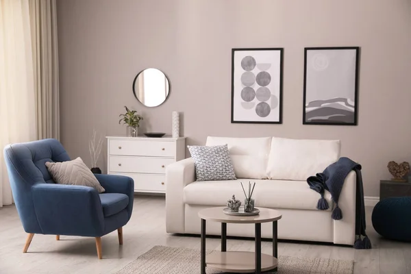 Stilvolles Wohnzimmer Mit Weißem Sofa Sessel Und Kleinem Couchtisch — Stockfoto