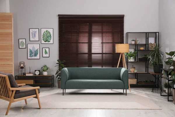 快適なソファとアームチェア付きのスタイリッシュなリビングルームのインテリア — ストック写真