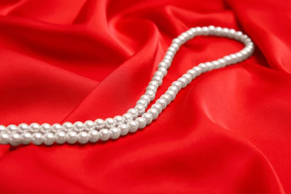 Belas Pérolas Brancas Seda Vermelha Delicada — Fotografia de Stock