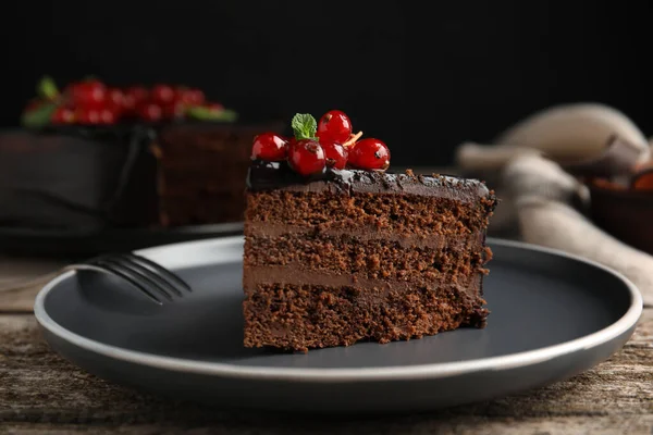 Stück Leckerer Hausgemachter Schokoladenkuchen Mit Beeren Und Minze Auf Holztisch — Stockfoto