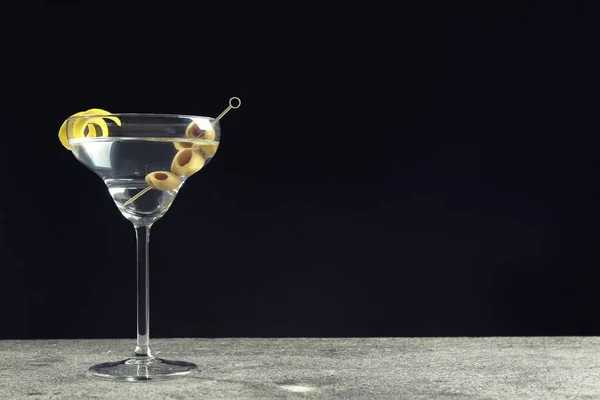 Martini Cocktail Mit Oliven Und Zitrone Auf Grauem Tisch Vor — Stockfoto