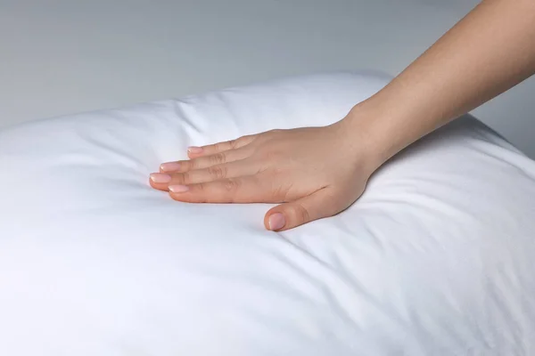 Γυναίκα Αγγίζει Μαλακό Λευκό Μαξιλάρι Στο Κρεβάτι Closeup — Φωτογραφία Αρχείου