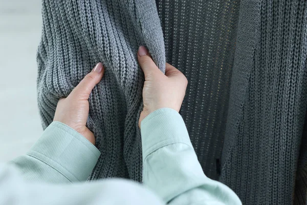 Γυναικεία Ρούχα Που Αγγίζουν Από Μαλακό Πλεκτό Ύφασμα Closeup — Φωτογραφία Αρχείου