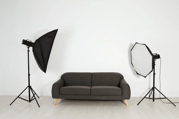 照相馆舒适的沙发和专业照明设备 — 图库照片