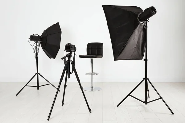 Cadeira Vazia Frente Câmera Equipamento Iluminação Profissional Dentro Casa Conjunto — Fotografia de Stock