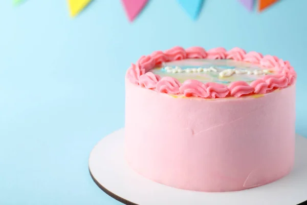 Netter Bento Kuchen Mit Leckerer Sahne Auf Hellblauem Hintergrund Nahaufnahme — Stockfoto