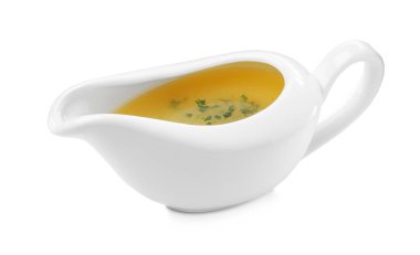 Beyaz arka planda limon salatası soslu seramik sos teknesi