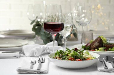 Lokantada servis edilen lezzetli salata ve şarap.