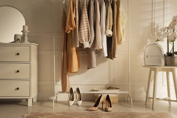 Modernes Ankleidezimmer Mit Stilvoller Kleidung Schuhen Und Schönen Orchideenblumen — Stockfoto
