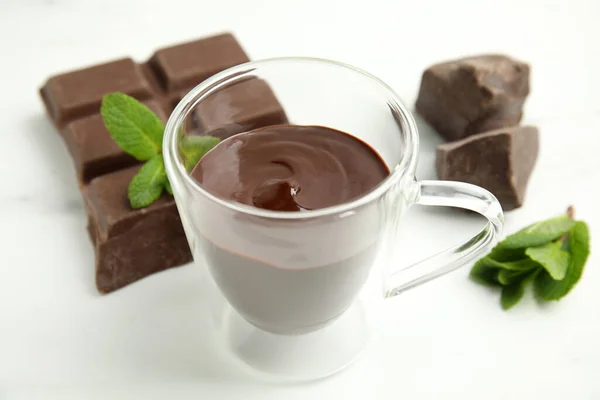 Glasschale Mit Köstlicher Heißer Schokolade Brocken Und Frischer Minze Auf — Stockfoto