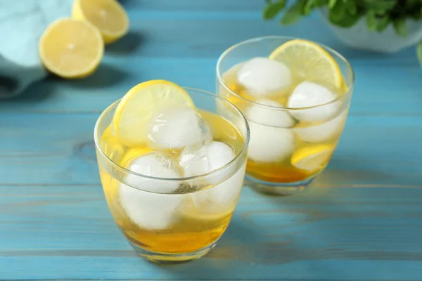 Вкусные Коктейли Лимоном Ледяными Шариками Светло Голубом Деревянном Столе — стоковое фото