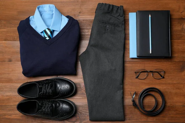 Elegante Uniforme Escolar Para Niño Gafas Papelería Sobre Fondo Madera — Foto de Stock