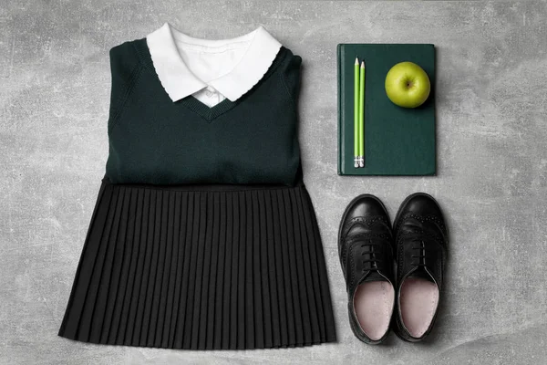 Stilvolle Schuluniform Für Mädchen Papeterie Und Apfel Auf Grauem Hintergrund — Stockfoto