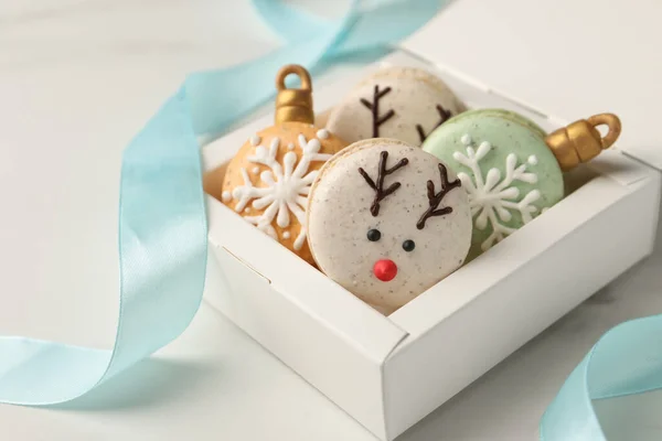 Krásně Zdobené Vánoční Macaronky Krabici Stuha Bílém Stole Detailní Záběr — Stock fotografie
