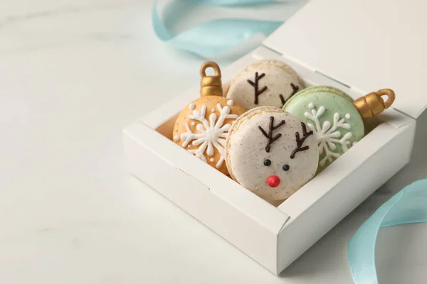 Krásně Zdobené Vánoční Macaronky Krabici Stuha Bílém Stole Prostor Pro — Stock fotografie