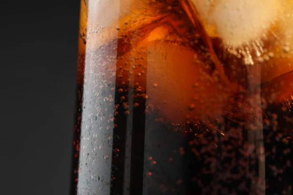 Glas Uppfriskande Läsk Dryck Med Isbitar Svart Bakgrund Närbild — Stockfoto