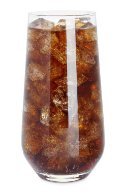 Beyaza izole edilmiş buzlu bir bardak ferahlatıcı soda.