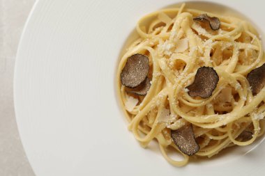 Yer mantarı dilimli ve peynirli lezzetli makarna, yakın plan.