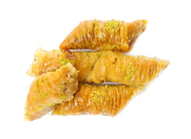 Beyaz arka planda fıstıklı enfes bir baklava.