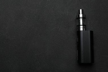 Siyah masadaki elektronik sigara, üst manzaralı metin için yer. Sigara alternatifi