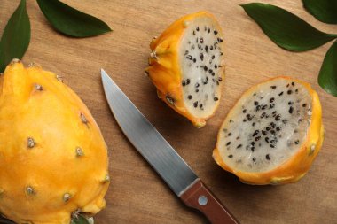 Lezzetli kesim ve tüm ejderha meyveleri (pitahaya) ahşap masa üzerinde, üst görünüm