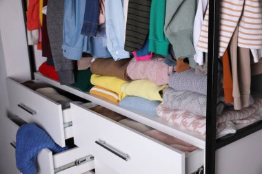 Odada şık kadın kıyafetleriyle doldur, yakın plan. Hızlı moda.