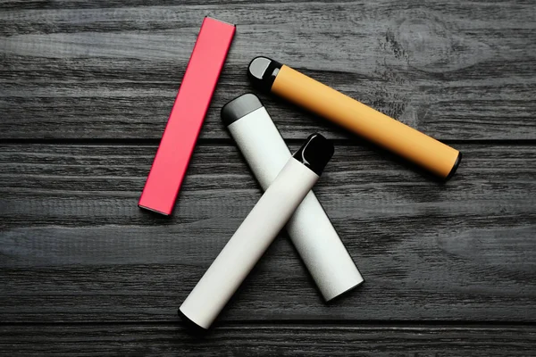 Verschillende Wegwerpsigaretten Zwarte Houten Tafel Plat Gelegd Alternatief Roken — Stockfoto
