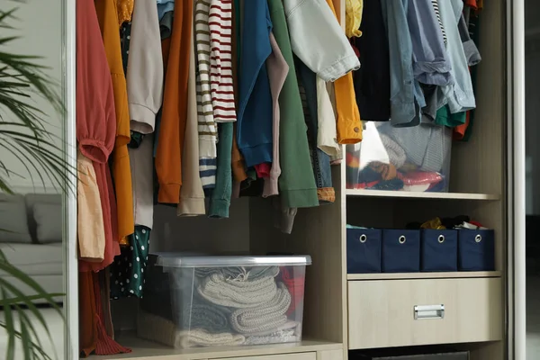 Шкаф Шкаф Различными Стильной Одеждой Домашние Вещи Комнате Быстрая Мода — стоковое фото