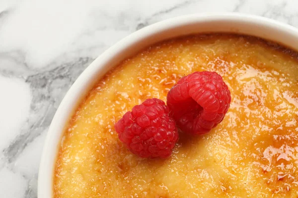 Pyszna Creme Brulee Malinami Białym Marmurowym Stole Zbliżenie — Zdjęcie stockowe