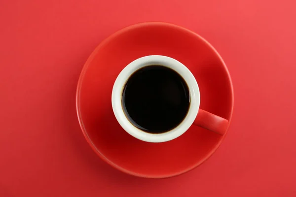 Kupa Ízletes Kávé Piros Háttér Felső Nézet — Stock Fotó