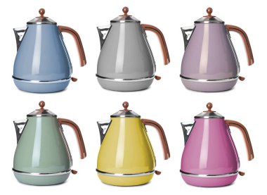 Beyaz arka planda şık elektrikli su ısıtıcılarıyla ayarlandı