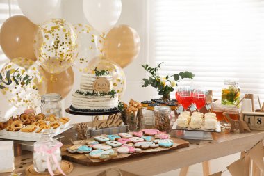 Bebek partisi. Ahşap masa ve dekorasyonda farklı lezzetler.