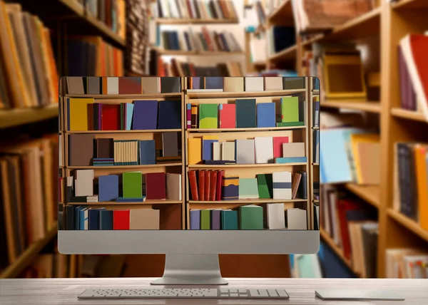 Biblioteca Línea Computadora Moderna Mesa Madera Estantes Con Libros Interiores — Foto de Stock