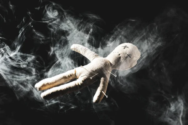 Voodoo Pop Met Spelden Rook Donkere Achtergrond — Stockfoto