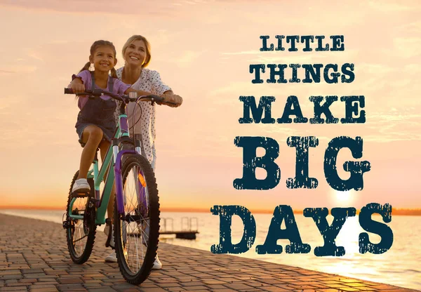 小さなことが大きな日になります 毎日幸せな生活や小さなことを築き上げる喜びの瞬間を思い出させるモチベーションの引用は大きな結果をもたらします 川の近くに自転車に乗るために母親の教育の娘のビューに対するテキスト — ストック写真