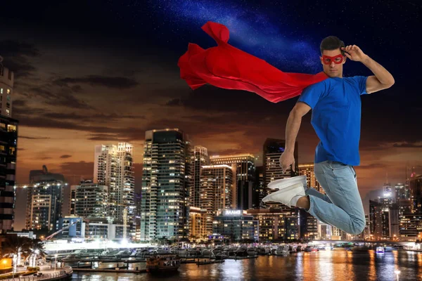 Man Superheld Kostuum Mooi Stadsgezicht Nacht Achtergrond — Stockfoto