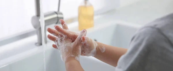 Çocuk Lavabonun Üzerinde Sıvı Sabunla Ellerini Yıkıyor Yakın Plan Pankart — Stok fotoğraf