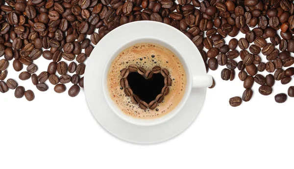 Beker Van Lekkere Koffie Gebrande Bonen Witte Achtergrond Bovenaanzicht — Stockfoto