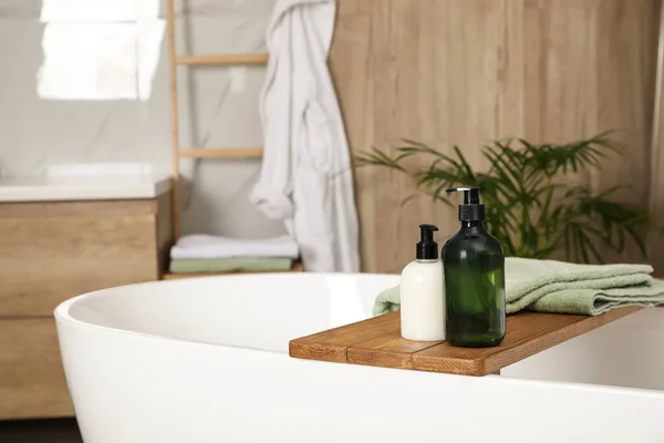 木制浴盘 装有淋浴液瓶和浴盆上的毛巾 文字空间 — 图库照片