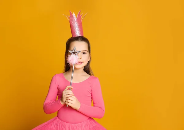 Roztomilá Dívka Růžové Koruně Kouzelnou Hůlkou Žlutém Pozadí Prostor Pro — Stock fotografie