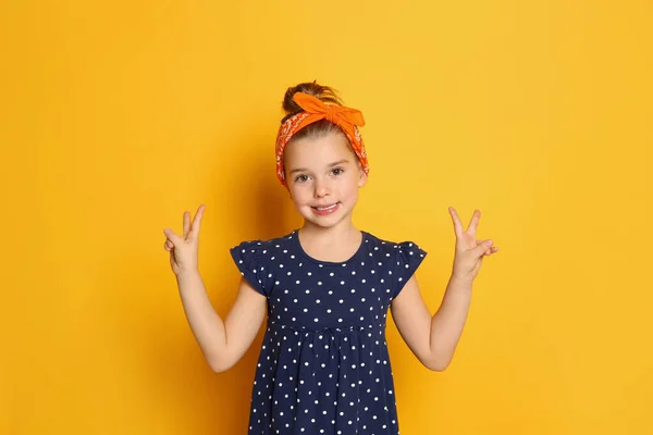 Χαριτωμένο Κοριτσάκι Φορώντας Κομψό Μπαντάνα Πορτοκαλί Φόντο — Φωτογραφία Αρχείου